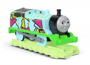 FISHER PRICE TOMEK HYPER GLOW ŚWIECĄCA LOKOMOTYWA TOMEK + TORY FVJ72/FVJ73